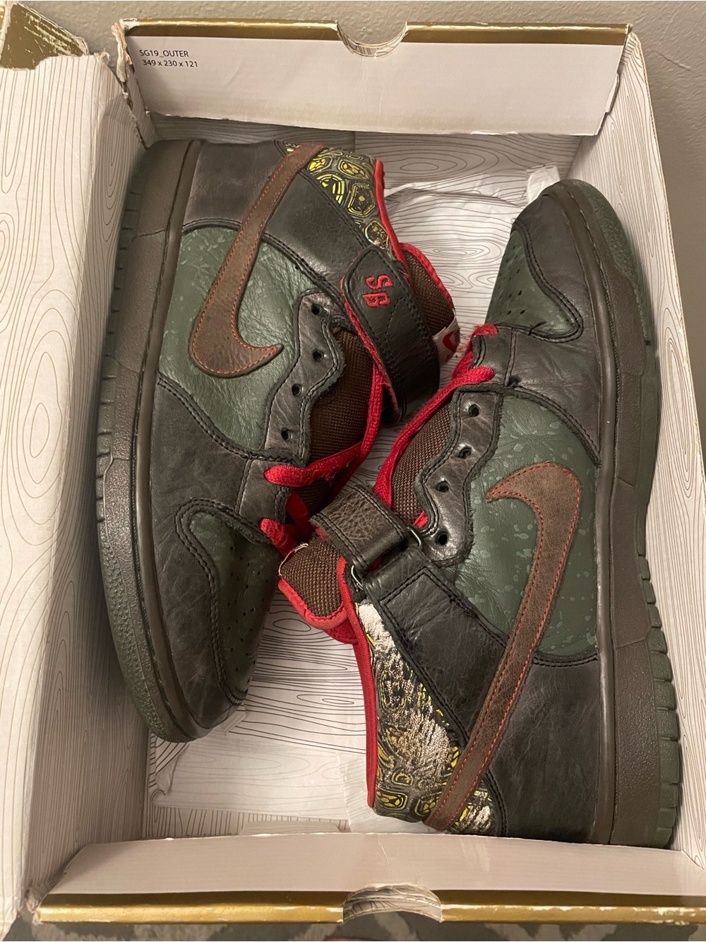 Nike SB Dunk Mid Moat